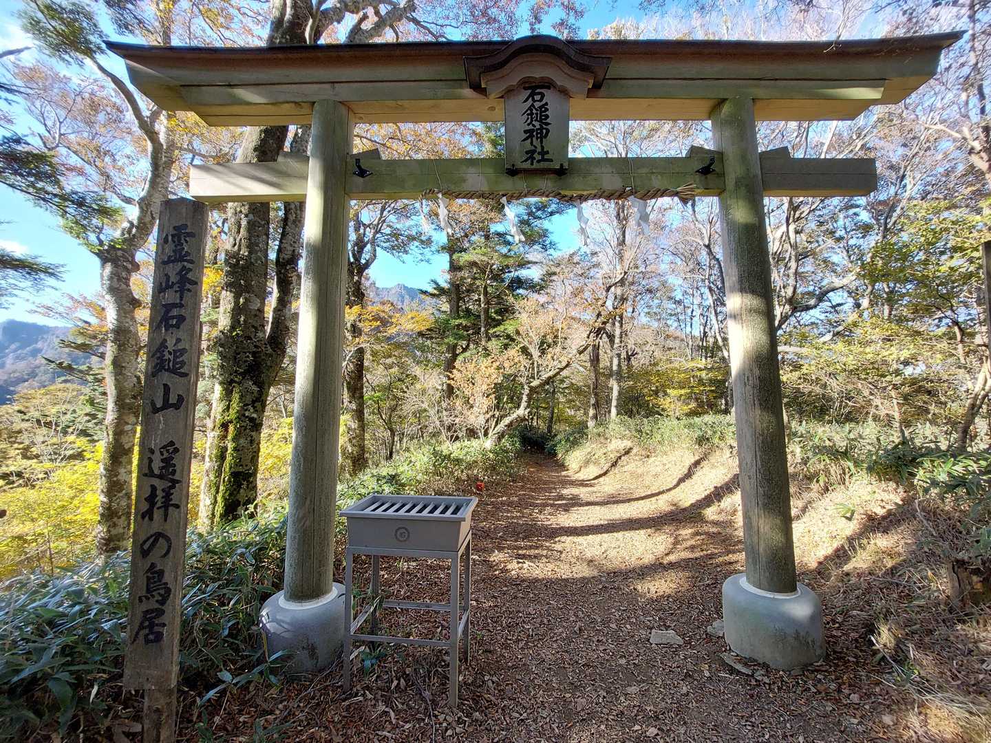 鳥居は山頂向いてます。
このルートは境内なんですね。
