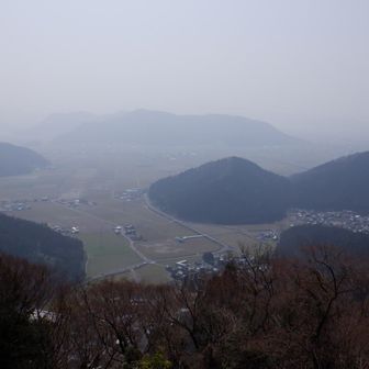 展望台から三里山
霞んでいて日野山は見えません😟