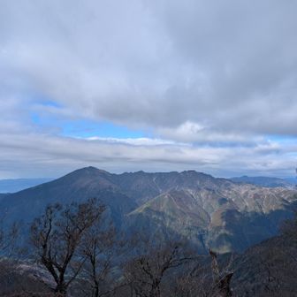 頂上からの市房山