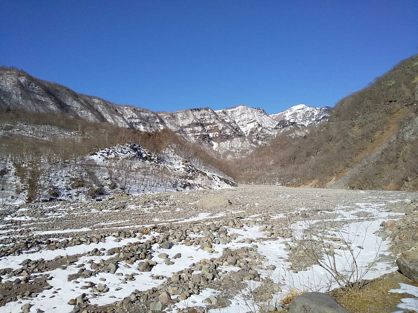 堰堤上の河原を渡る際に、上流には女峰山方面