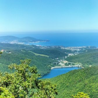 北峰から朝里ダム湖と祝津の岬が遠望