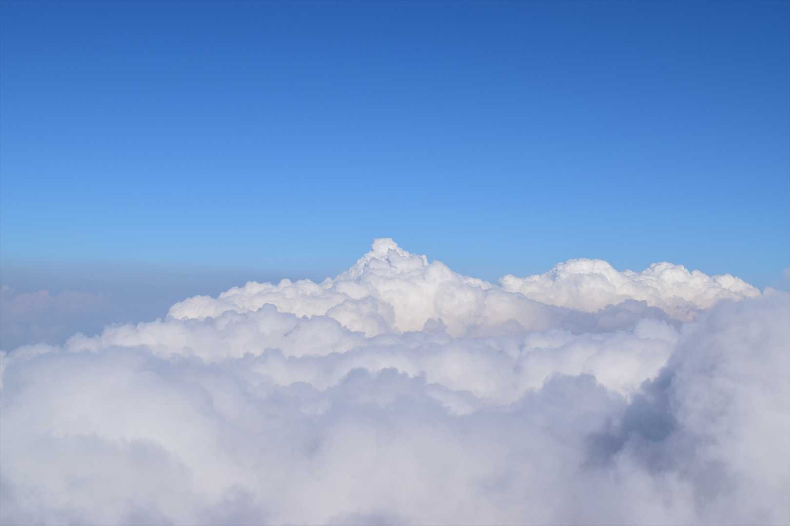 雲海。雲の富士山のようですね。
