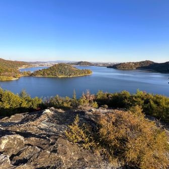 鍋山 山頂付近から東方向。一ッ山（浮島）の側面が良くわかります。