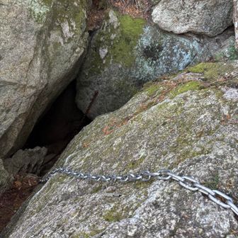 こわごわ真っ暗な穴の中へ…