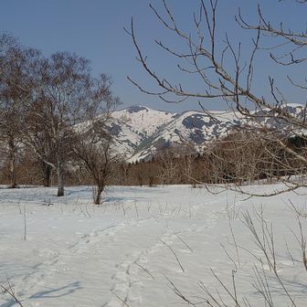 オタモイ山から見る写万部山。ここでランチタイム