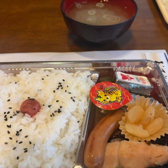 私達は5時に出発し、雄山、出来たら大汝山まで行きたいと思っていたのでお弁当にしてもらい
前夜もらっていました
しかし当日5時は土砂降りだった為食堂で食べさせていただくとお味噌汁を付けて下さいました