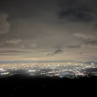 大阪の夜景が見えた🌃
岩湧山も大変だったーなんでこんな歩いてるんやって気持ちになったけど笑
ここは遮る物なくてほんまに寒かった…