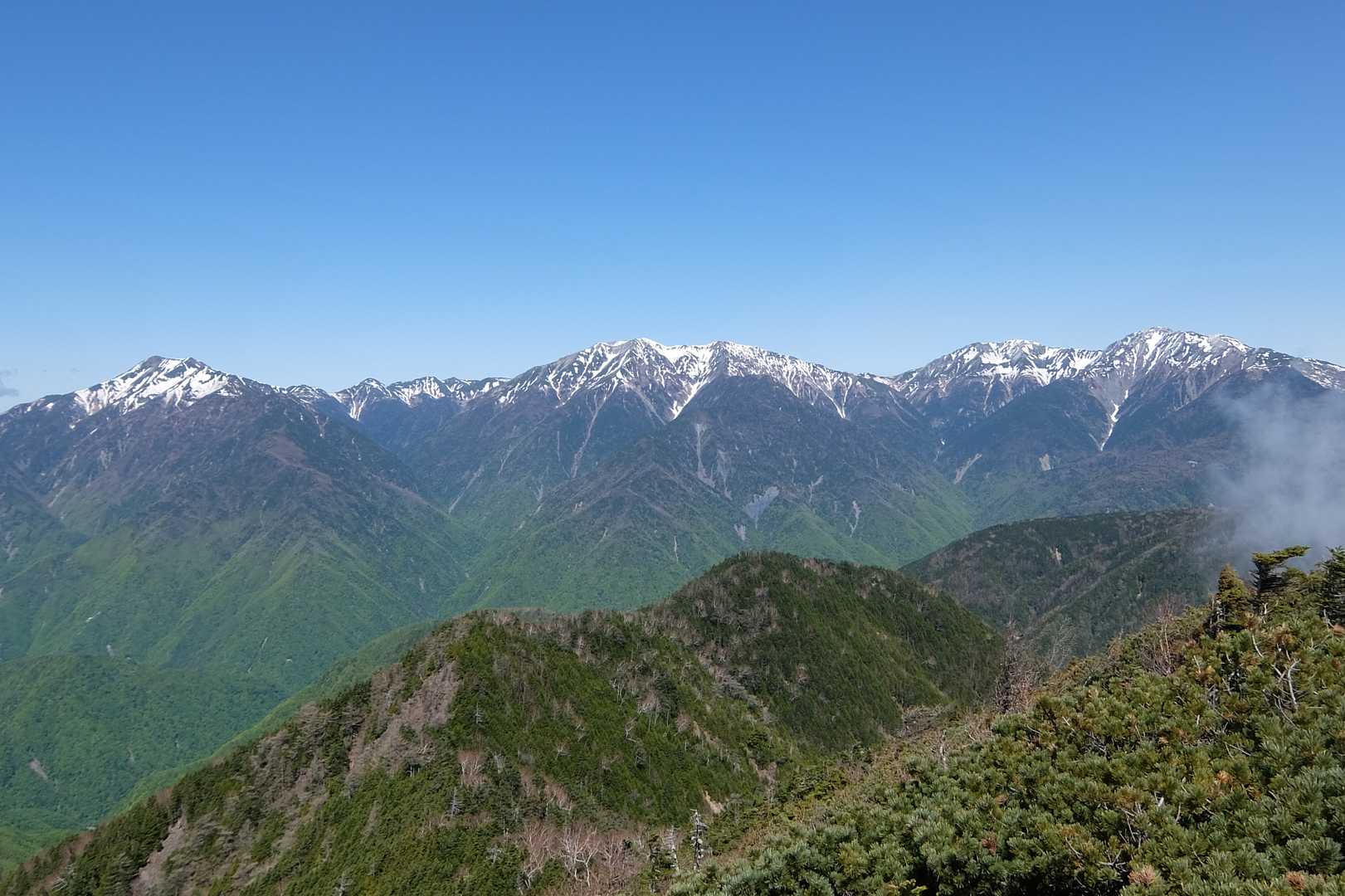 南アルプスの山々。赤石岳は雄大に見えます。