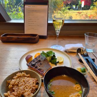 がっつり食べました(足るを知るw)
頂鱒(いただきますをいただきました)をランチセットでFemyセットにグレードアップして→デザート&珈琲付きに