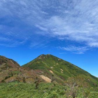 ミノブチ岳に到着♡

目の前には俎嵓⛰️
山頂にはたくさんの人も見えた