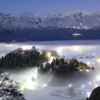 天空の城🏯
淡く輝く街明かりが幻想的です✨
まるで宝石箱のような煌めき
