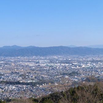 国見台展望台。去年の夏もここから台高や大峰が見えたので、今日も期待してやってきました。おおお、やっぱり冬晴れで素晴らしいです。台高も大峰も夏よりさらにくっきり見えてるじゃあないですか。