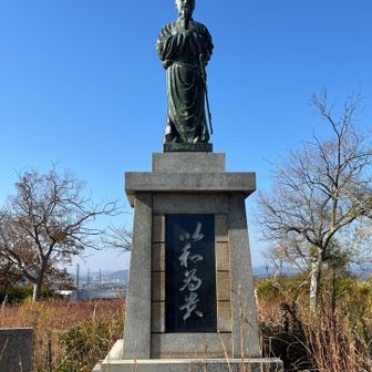 すぐに山頂に着く。聖徳太子の像