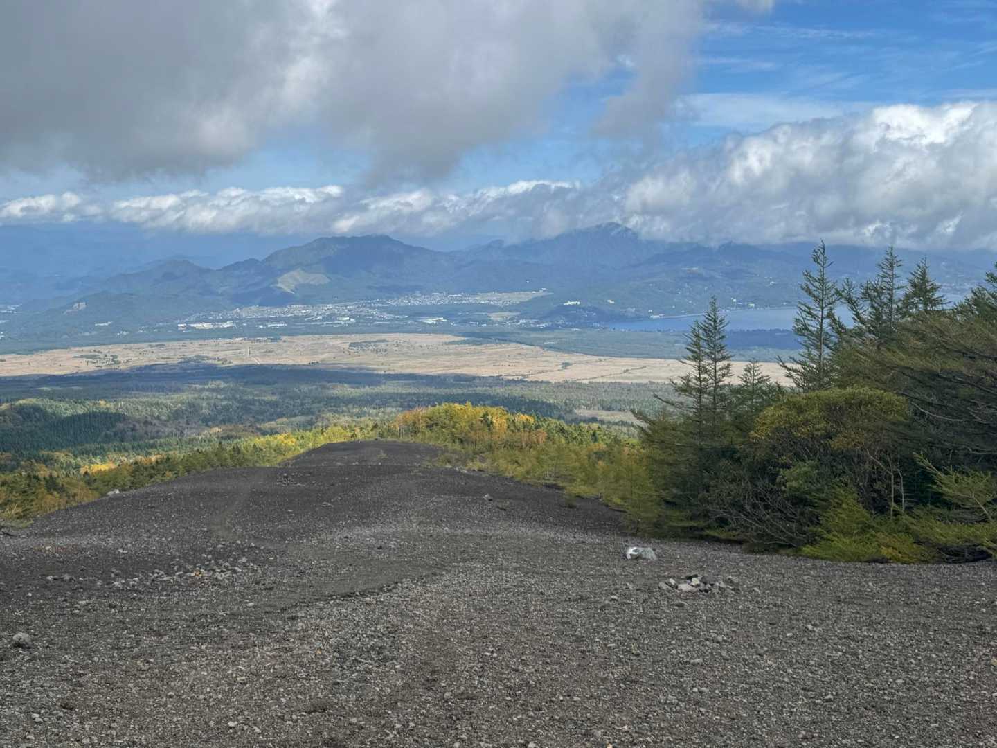 20分程で山頂到着。山中湖がみえた！