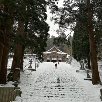 雪の中､参拝者もちらほら。下山者も
