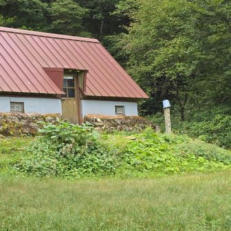 かわいい愛大避難小屋　