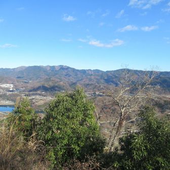 鶴島金剛山からの眺望、熊倉山、生藤山、陣馬山など。