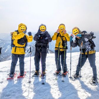 再び山頂で🏔️神室連峰をバックに、両手で "６０"‼️📸😊👍