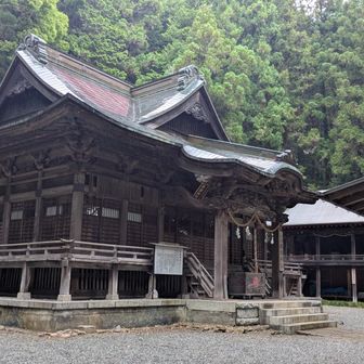 遠くで雷⚡️が聞こえ始めたので
ガンガン下って
与瀬神社⛩️到着して一安心。

ここで雨が強く降ってきたので社務所の軒下借りて雨具を。