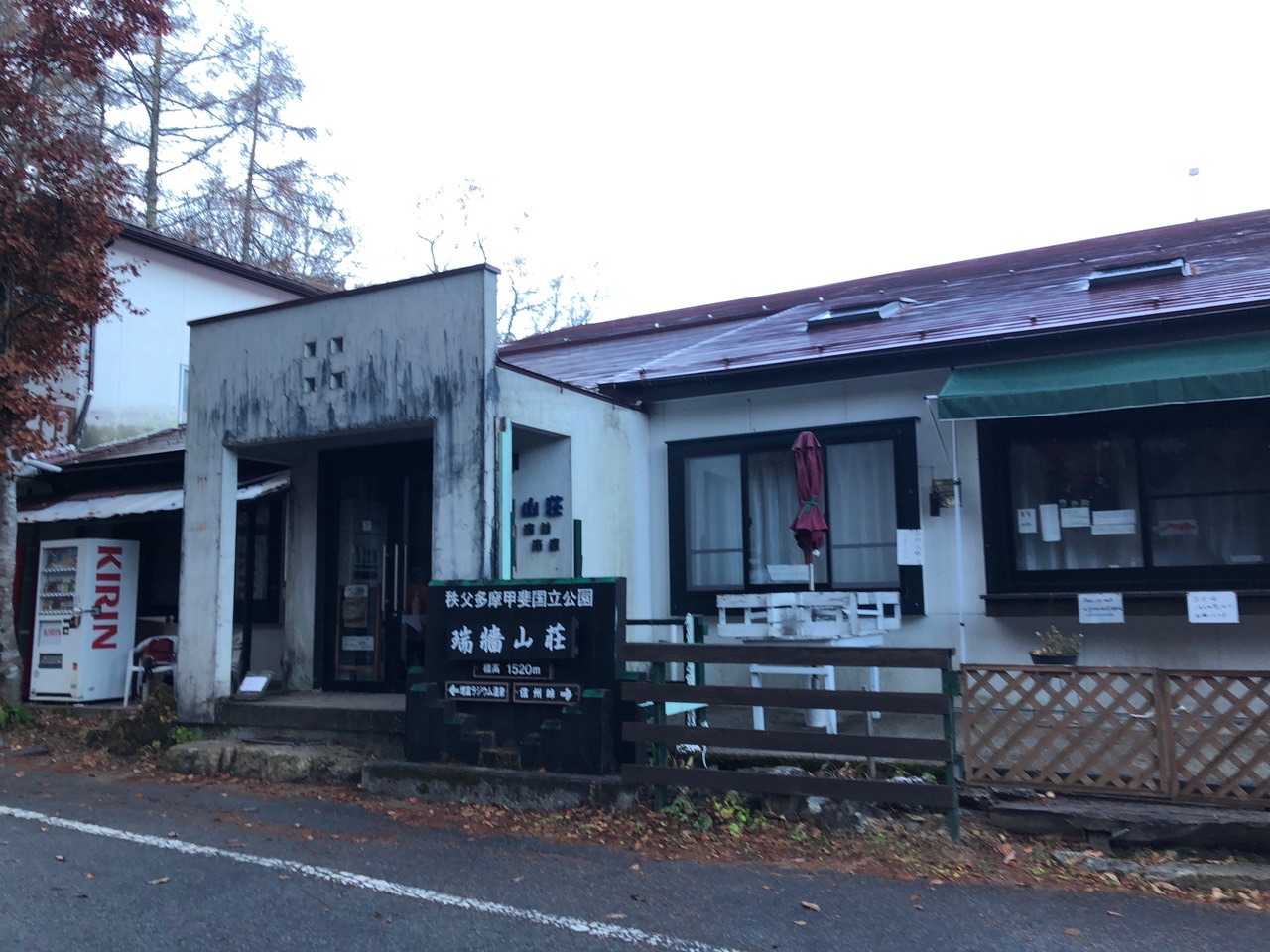 瑞牆山荘から金峰山へ向かいます😊
無料駐車場が、瑞牆山荘向かいの道路を進むとあります。
私が駐車場に到着した６時半前には、かなりの台数の車🚙が停まっていました(o^^o)