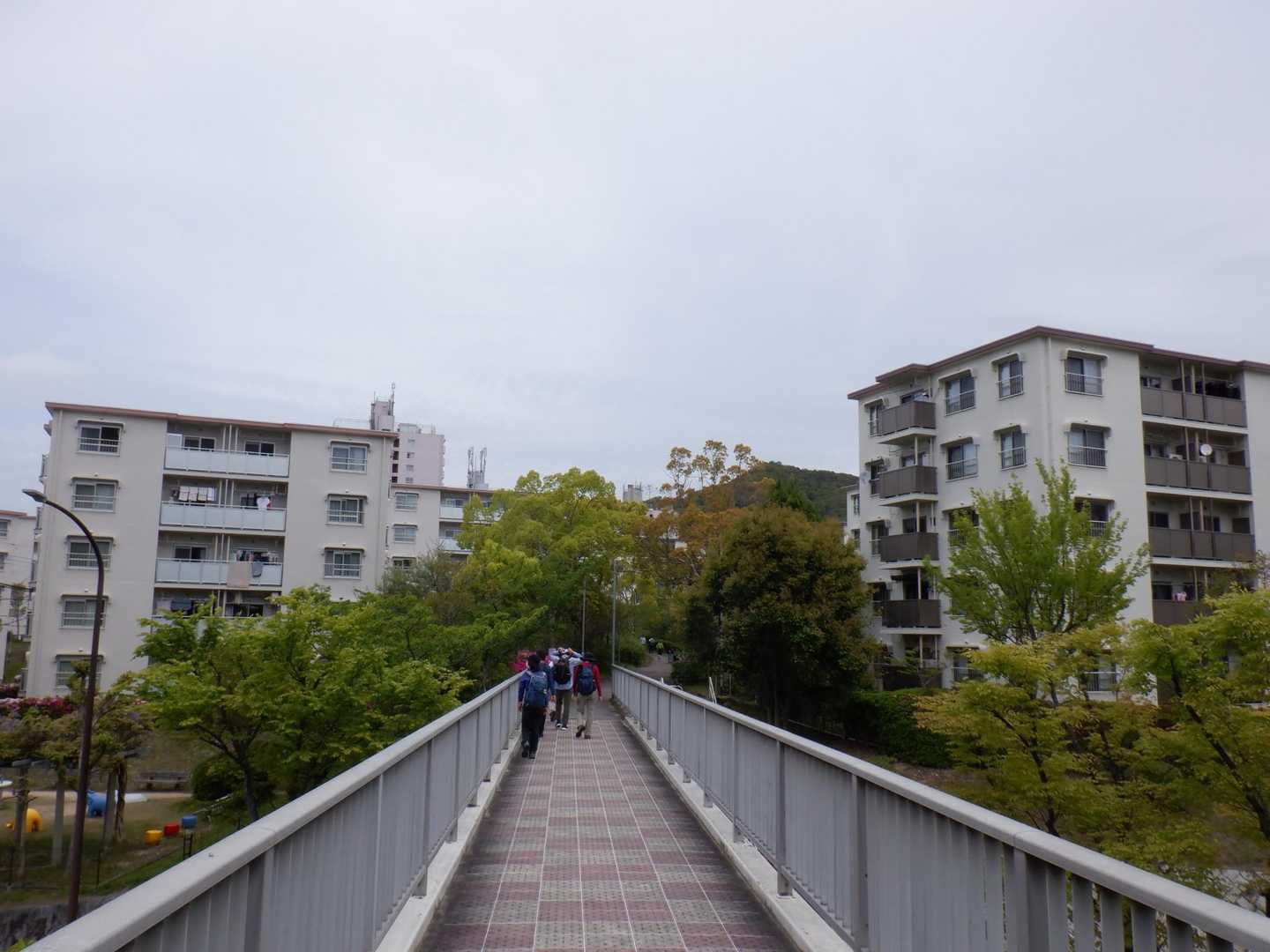 高倉台の“昭和の団地群”の中を通過。。。