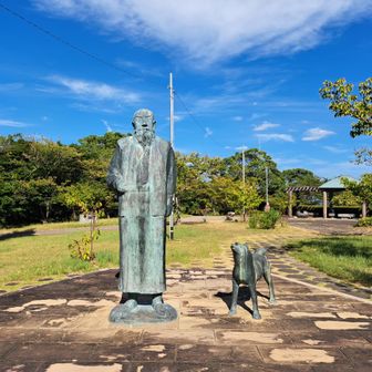 眉山公園のモラエス氏とわんこ氏
ちなみにモラエス氏はネコ派で、
隣の彼は飼い犬ではないそうです。
