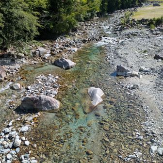 中川川の水量少ない。この先、小沢を何度も渡る