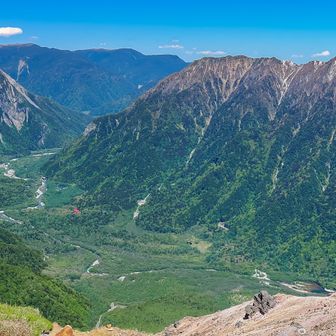 六百山•上高地、その奥に蝶ヶ岳
梓川を挟む山域は特に、少しの残雪から麓に向かって新緑のグラデーションが綺麗な時期でした😊