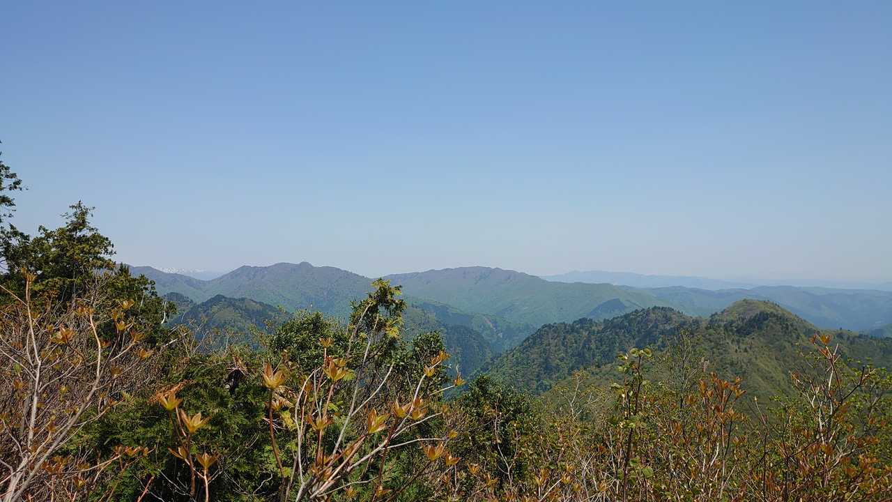 平家岳と美濃平家岳の間に別山。滝波山も見える