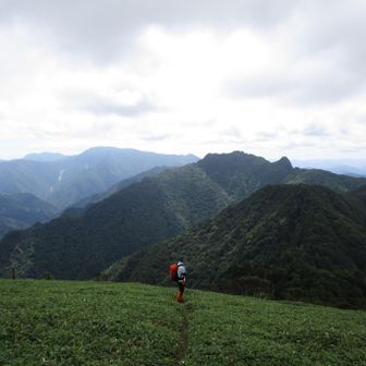 右から大日山、稲村ヶ岳
奥は弥山、八経ヶ岳
最奥は釈迦ヶ岳
大峰奥駈道が延々と続く