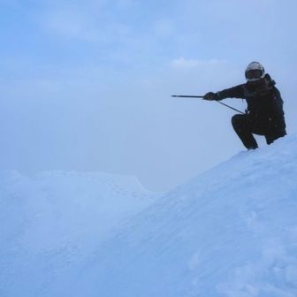 忍っ！
少し晴れてきた

両側切り立っていて
セルフタイマーも慎重に撮る

晴れていたら多分絶景