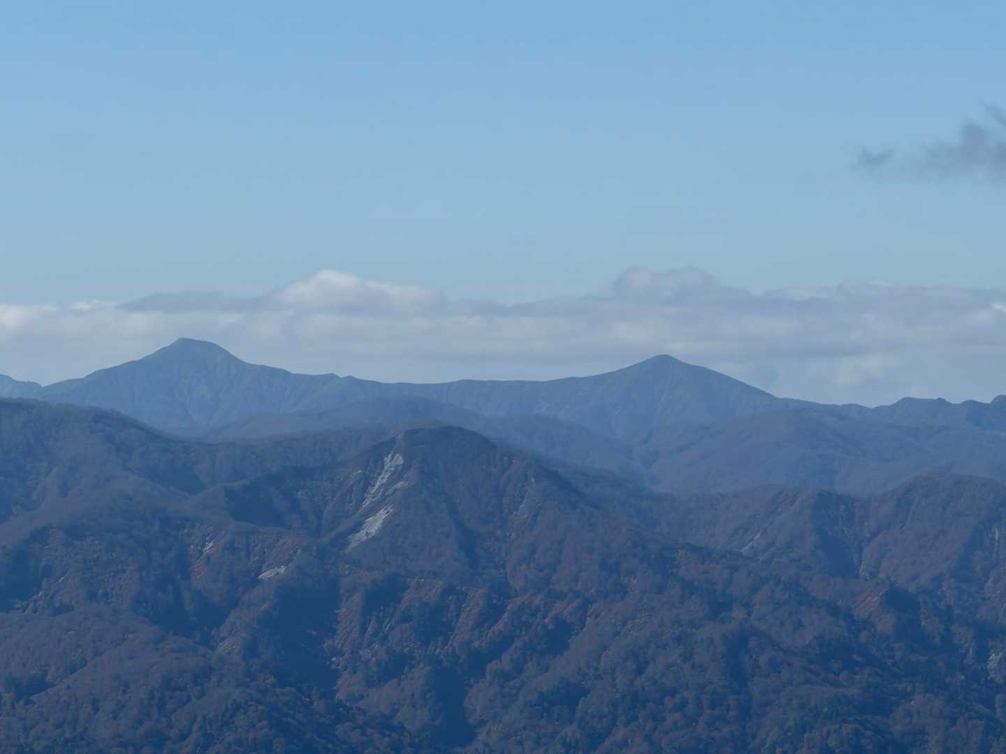 左が小又山、右に天狗森