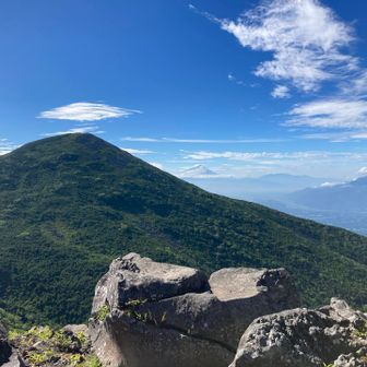 西岳からの編笠山と、奥に富士山です🗻
西岳登頂時点で、かなりの疲労感ですが、これから編笠山まで登らなきゃなりません。
権現岳なんて絶対に無理です。