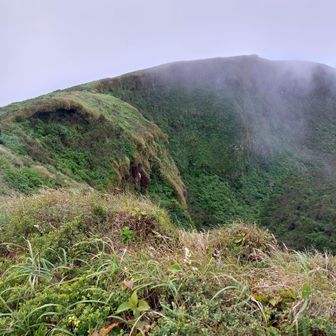 風が強いので山頂から先はやめて下山