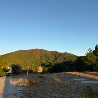 朝日に照らされた、右奥が武奈ヶ岳、正面にコヤマノ岳。