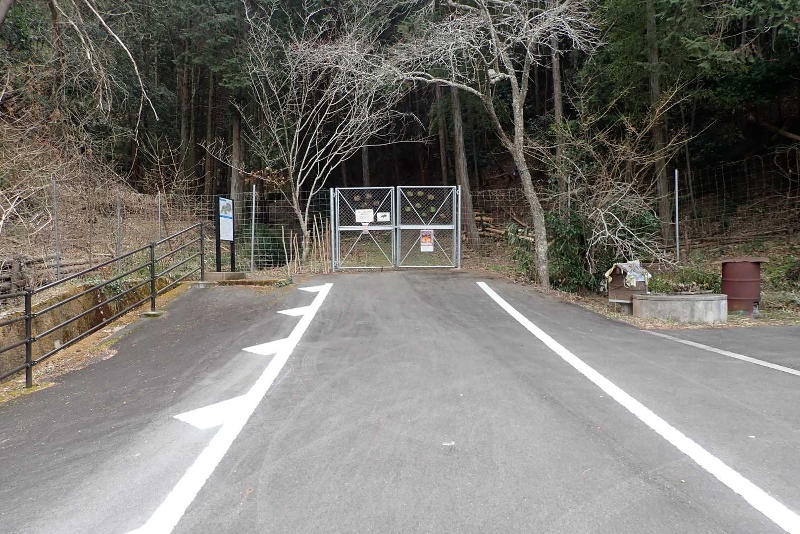 害獣除けのゲートを開けて進みます。
駐車すスペースも舗装されているので安心。