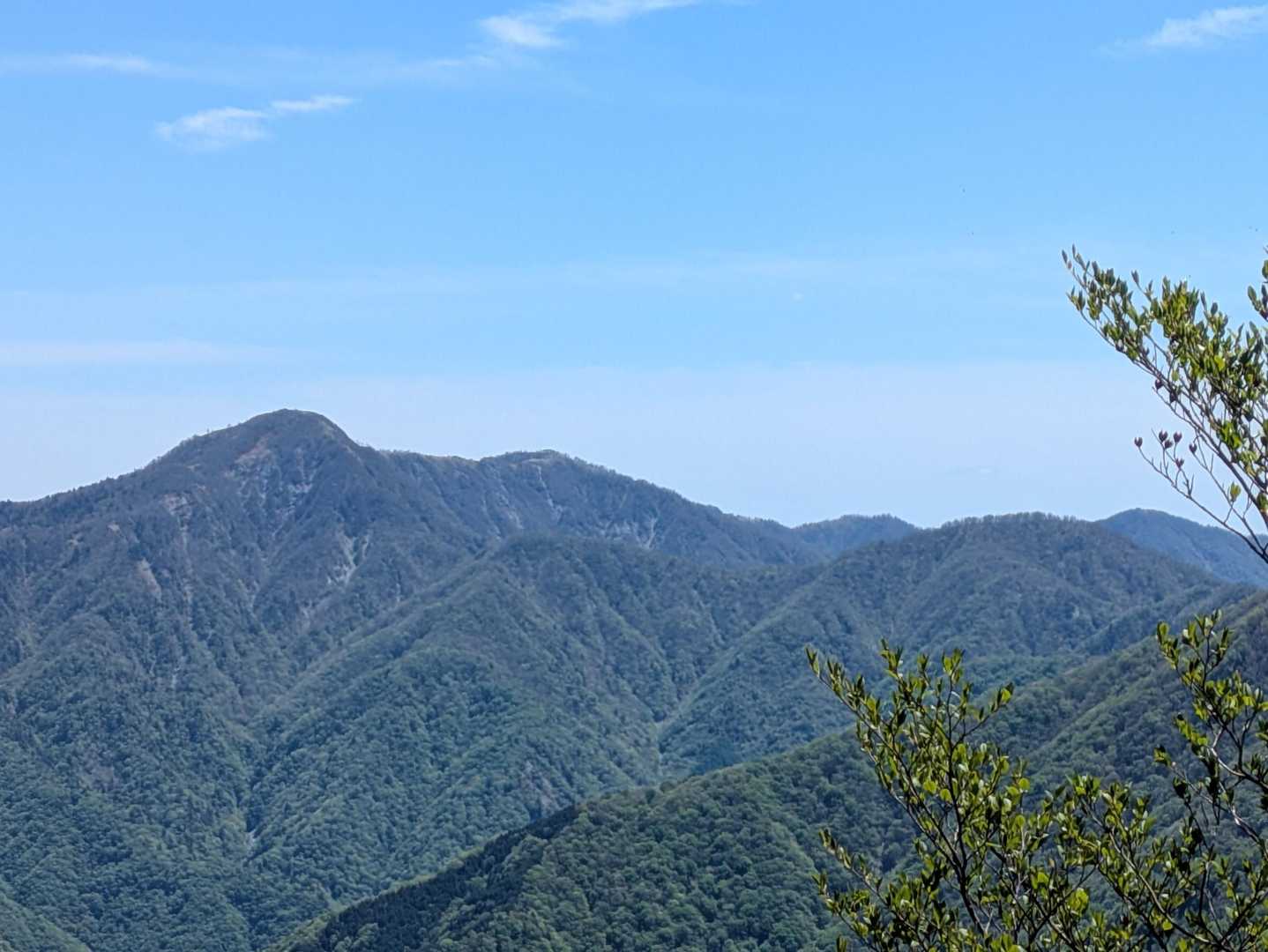 丹沢主脈線
肉眼では塔ノ岳の尊仏山荘が見えた
大室山からはこんな風に見えるのね