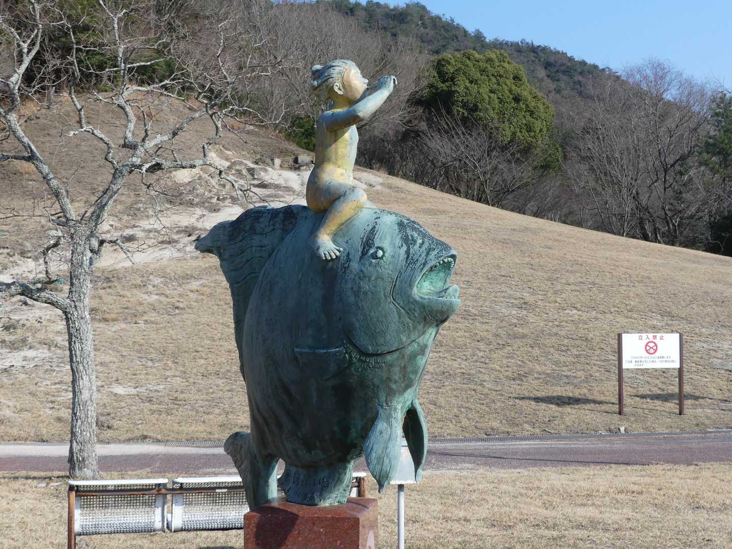 魚に乗った少年？