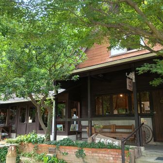 きれいなところやね。
暑いし、冷たいもののんでひと休みしましょ。

【弓削牧場】
https://www.yugefarm.com/