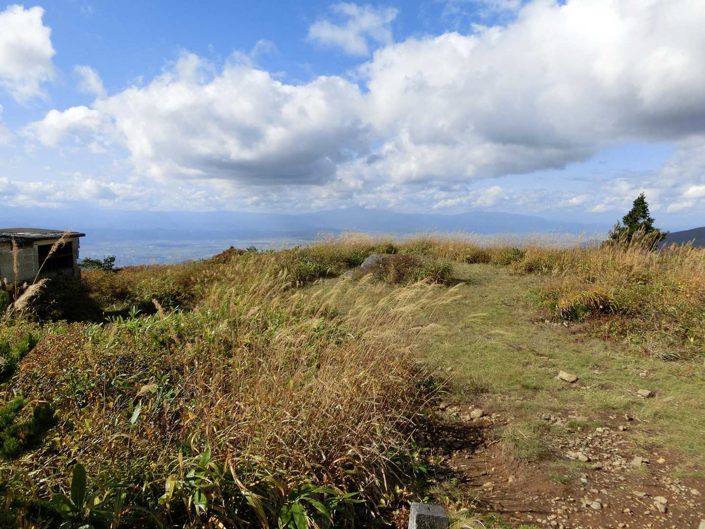 山形側を帰るか宮城側の来た道を帰るか迷うけどとりあえずカケスガ峰には戻ってきた。