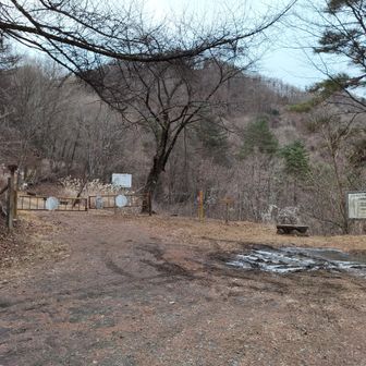 駐車場は貸し切り。
さて、ゲートを抜けて行ってきます。