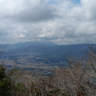 大福山山頂手前の見晴らし良きポイント✨
ベンチあり👍休憩ポイントにも良き👍
今日筑波山は…雲の中🌫️