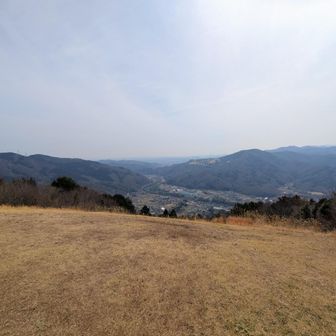 広い山頂。パラグライダーの離陸場でもあるようです。
ポカポカ陽気で気持ちいいのでちょっと休憩していきます。