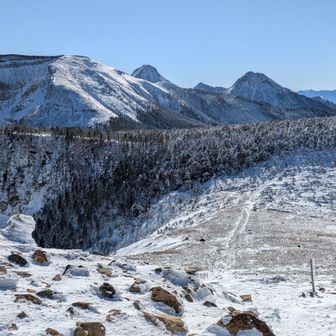 山頂からの南八ヶ岳。
硫黄岳が良く見えます