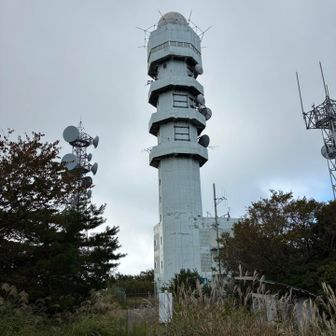山頂には一応使える簡易なトイレもありました。