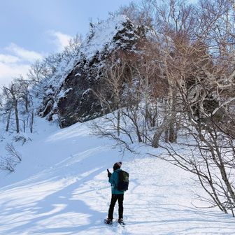 この崖みたいな所が手稲山西峰。
もちろん崖は撒いて行くのですが…😂
細いトラバースが滑落しそうで怖かった😱