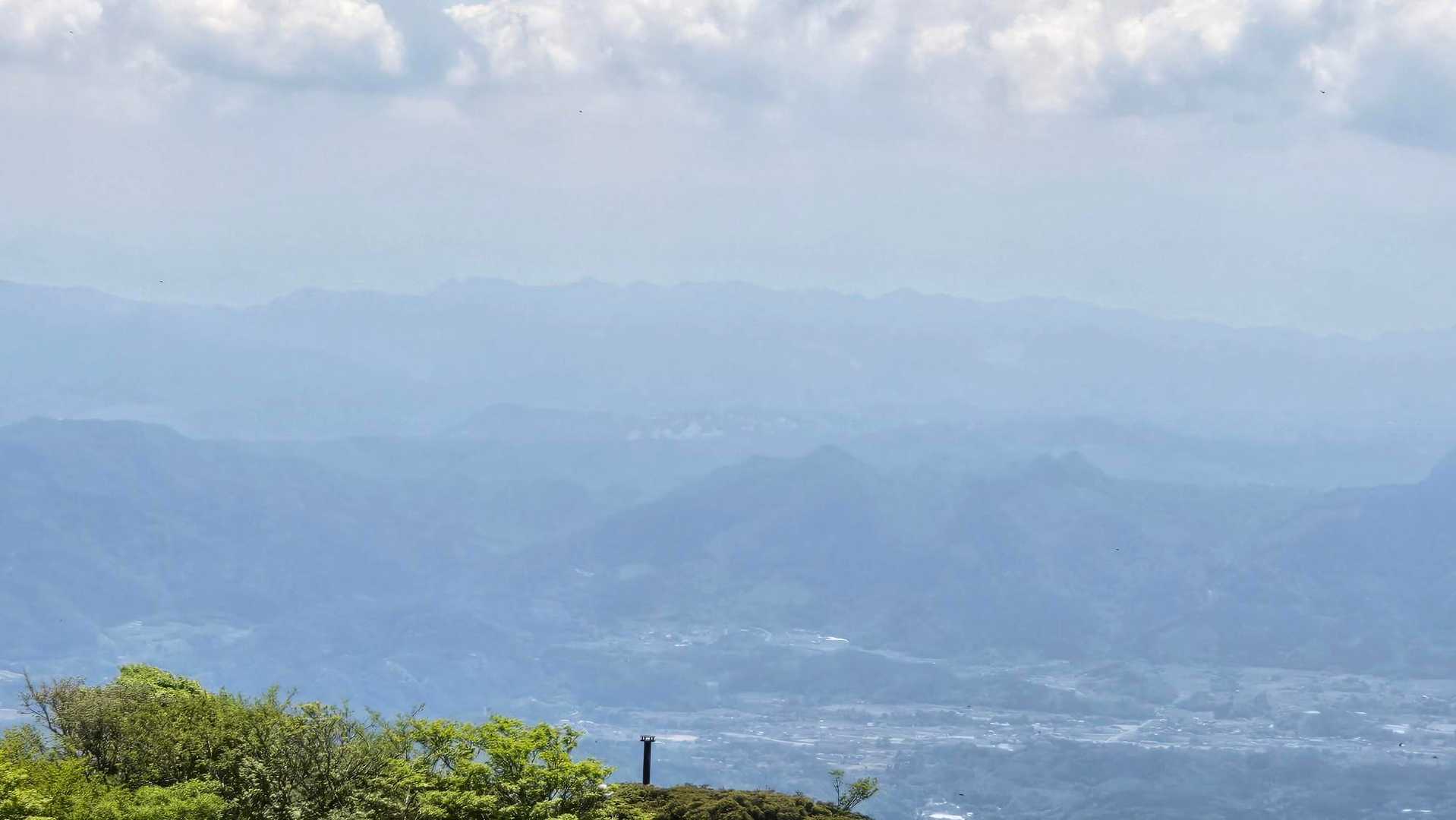 こちらも霞んでますが祖母山系…⛰️
