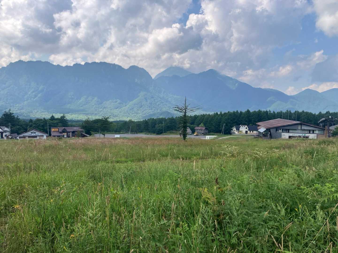 ひっそりかんとした夏のスキー場。高妻山はガスって半分くらいしか見えず。