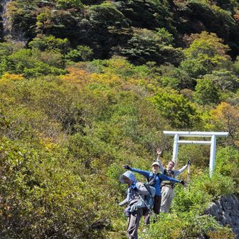 鳥居を潜り岩場へ