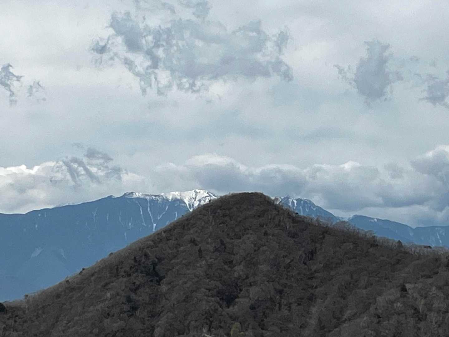 茅ヶ岳の奥に鳳凰三山
雪を被っているのは観音岳